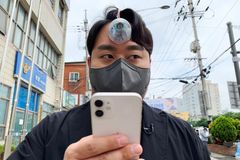 Korejec vyvinul "třetí oko" pro ty, kdo se neodtrhnou od mobilu. Upozorní na překážku