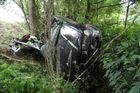 U Šumperka narazilo auto do stromu, dva lidé zemřeli