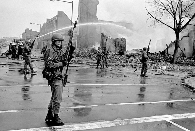 O znovunastolení pořádku v ulicích Washingtonu se musely postarat kromě policie taky jednotky Národní gardy. Červen 1968.