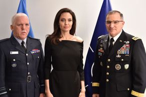 Foto: Podpora Jordáncům i setkání s Angelinou Jolie. Češka přes gender v NATO je pořád v pohybu