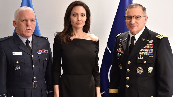 Herečka Angelina Jolie s nejvyššími představiteli NATO v Evropě.