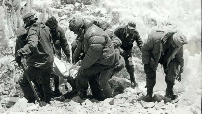 John Cooper a Janet Johnsonová zemřeli za neobjasněných okolností při zdolávání hory Aconcagua v Argentině. Fotografie zachycuje muže, jak snášejí Cooperovo tělo.