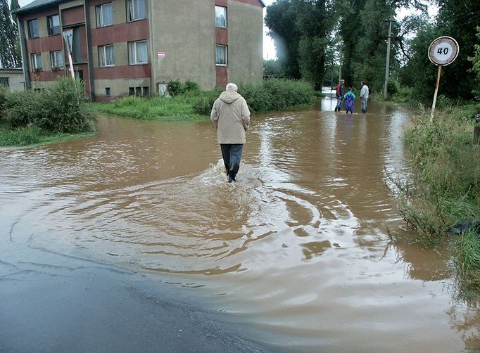 Rozvodněná Chomutovka v obci Udlice (12. 8. 2002)