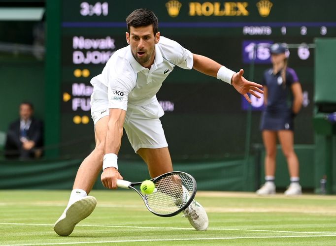 Novak Djokovič ve čtvrtfinále Wimbledonu 2021.