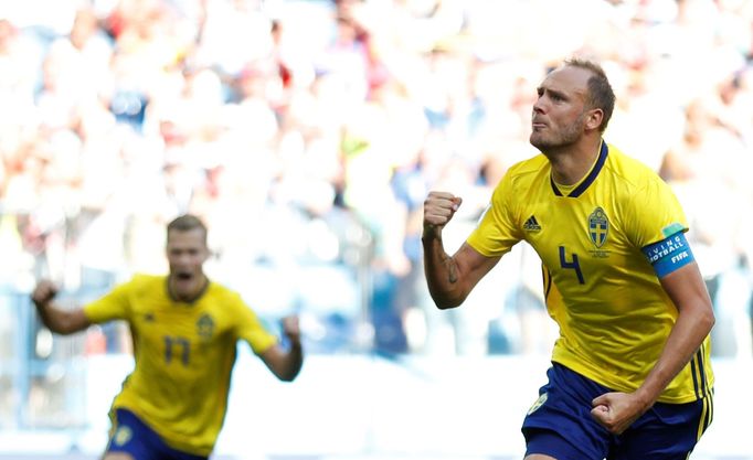 Andreas Granqvist slaví branku v zápase proti Koreji