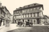 Valentinský plácek na Starém Městě. Od něj se rozbíhala Kaprova ulice vpravo a Josefovská vlevo. Zbořeno v rámci pražské asanace v roce 1907.