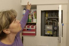 Lidi ohrožuje v bytech jedovatý azbest, žalují radnici