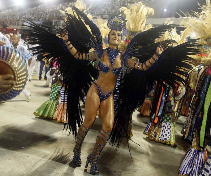 Drum queen Sabrina Sato of the Vila Isabel samba school participates in the annual Carnival parade in Rio de Janeiro's Sambadrome February 12, 2013. REUTERS/Pilar Olivares (BRAZIL - Tags: SOCIETY) Published: Úno. 12, 2013, 7:21 dop.