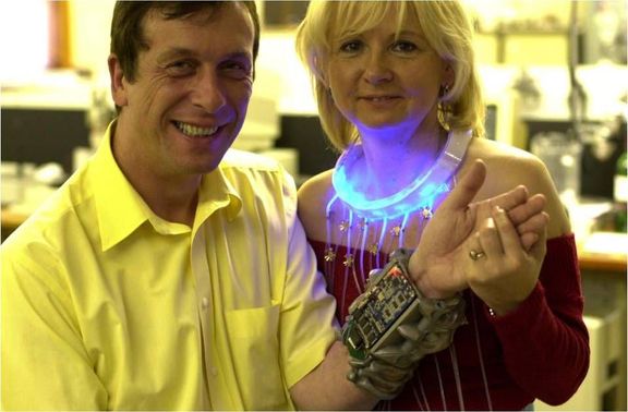 K účasti na svých pokusech zlákal Kevin Warwick i svou ženu Irenu. Díky kybernetickým implantátům mohli manželé chvíli vzájemně sdílet nervové signály.