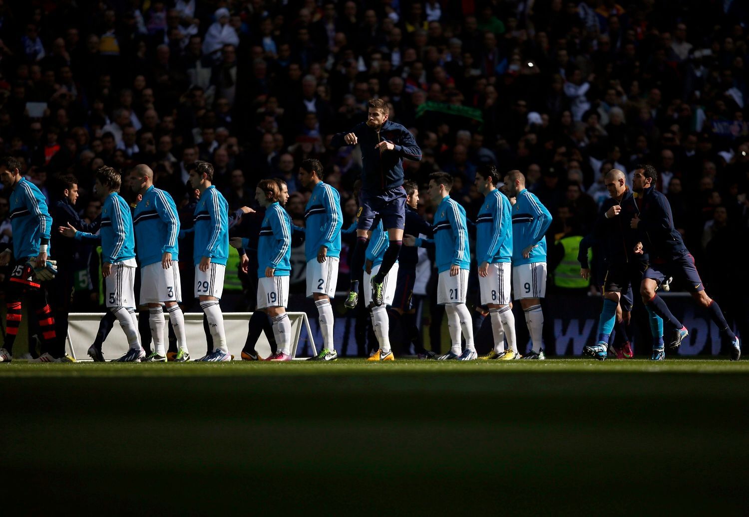 Real Madrid - Barcelona: Gerard Pique (uprostřed) se rozcvičuje