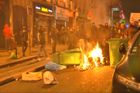 Zapalování aut a nenávist k policii. Pařížská předměstí zachvátily nepokoje, mohou se rozšířit i dál