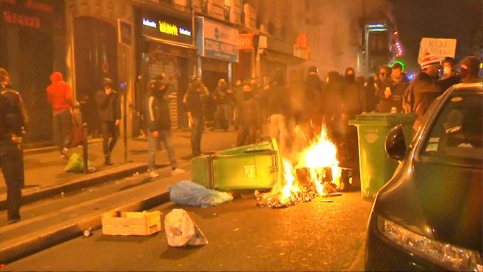Nepokoje na předměstí Paříže. Demonstranti zapalují popelnice a perou se s policisty
