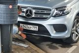 V Lotyšsku přistihli ruského majitele Mercedesu, jak si SPZ mění na parkovišti.