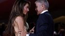 George Clooney s manželkou Amal Clooney na benátské premiéře filmu Wolfs.