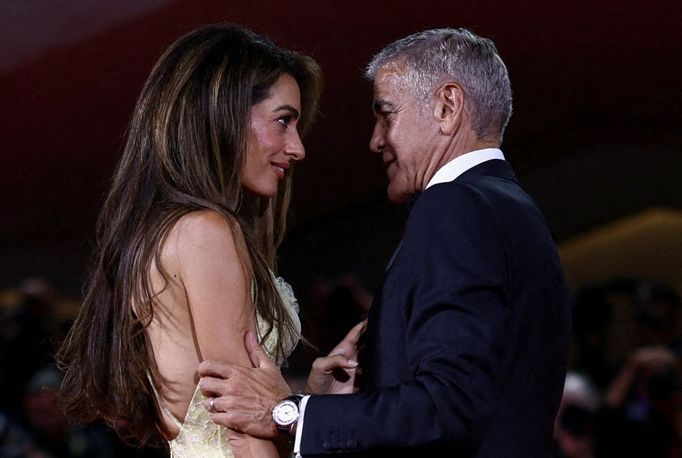 George Clooney s manželkou Amal Clooney na benátské premiéře filmu Wolfs.