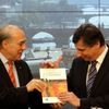 Jan Fischer přebírá od generálního tajemníka OECD Angela Gurrii nejnovější zprávu orgnaizace o České republice