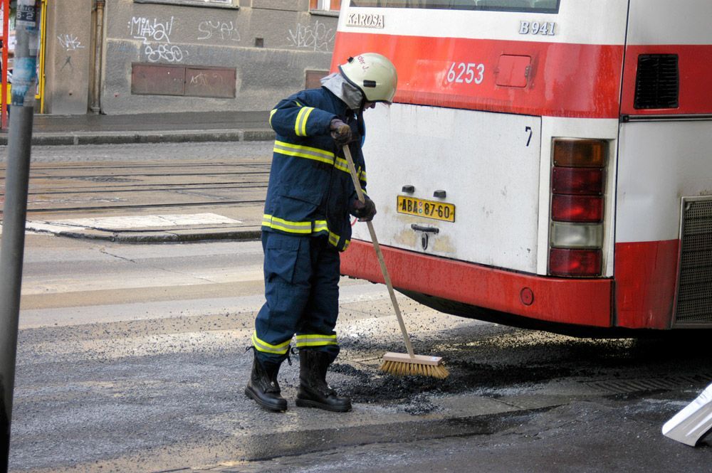 Autobus Praha - Dejvice - vyteklé palivo