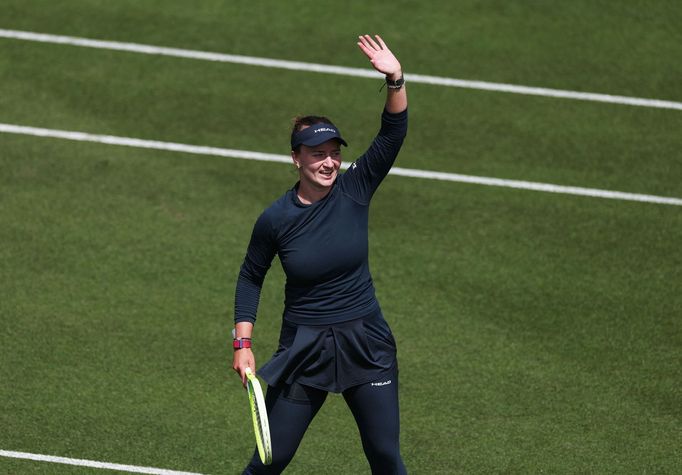 Barbora Krejčíková v utkání 1. kola turnaje v Eastbourne