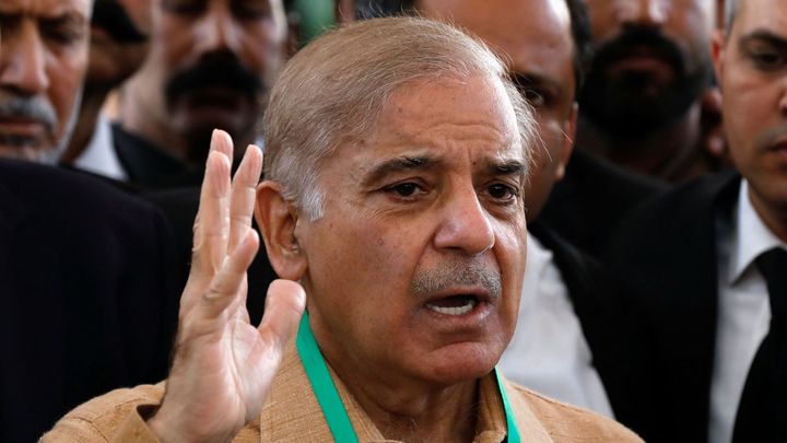 Novým premiérem Pákistánu je Šáhbáz Šaríf, země vyhlíží masové protesty; Zdroj foto: Reuters