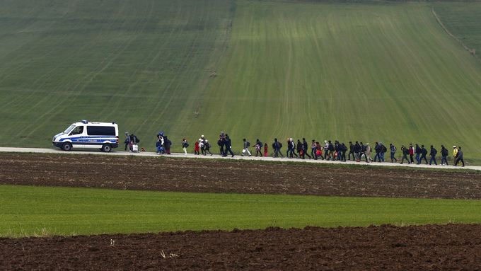 Uprchlíci eskortovaní německou policií do registračního střediska nedaleko Pasova. Jeden z oceněných snímků agentury Reuters a deníku The New York Times.