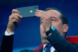 Premiér Medveděv měl potřebu si zahajovací ceremoniál vyfotit, respektive nahrát.