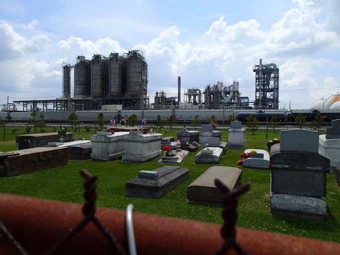 Obyvatelé okresu St. James v americké Louisianě bojují proti výstavbě dalších továren. Kvůli znečištění se oblasti přezdívá Rakovinová ulička.