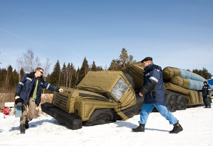 Imitace zbraní v historii armád různých zemí.