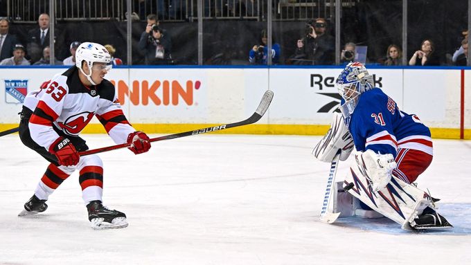 Jesper Bratt v utkání s New York Rangers