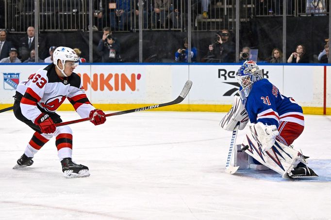 Jesper Bratt v utkání s New York Rangers