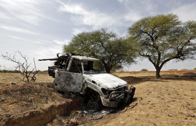 A destroyed vehicle with a machine gun believed to belong to Islamist rebels is seen on the road between Sevare and the recently liberated town of Konna January 26, 2013. REUTERS/Eric Gaillard (MALI - Tags: CIVIL UNREST CONFLICT MILITARY TRANSPORT POLITICS) Published: Led. 26, 2013, 3:15 odp.