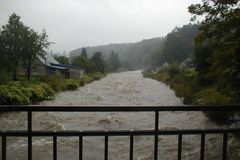 Česku hrozí lokální povodně, přijde i vichřice