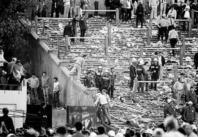 Obrázek z tragédie na stadionu v Káhiře v roce 1974.