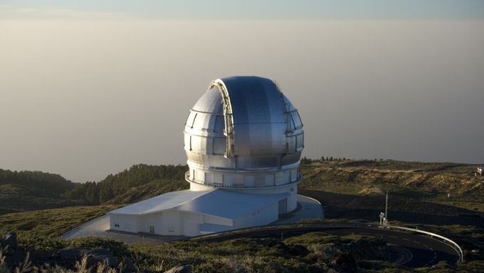 Kopule největšího světového dalekohledu na Kanárských ostrovech.
