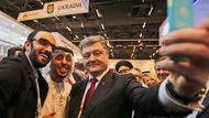 Selfie aktivity už dnes patří k základním dovednostem každého správného politika. Technologicky vyspělejší jednotlivci režírují selfíčka sami, zde například Petro Porošenko.