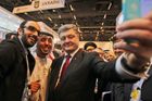 Selfie aktivity už dnes patří k základním dovednostem každého správného politika. Technologicky vyspělejší jednotlivci režírují selfíčka sami, zde například Petro Porošenko.