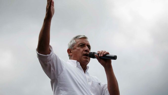Bývalý generál Otto Pérez Molina se stal prezidentem Guatemaly. Snímek pochází z jeho setkání s voliči.