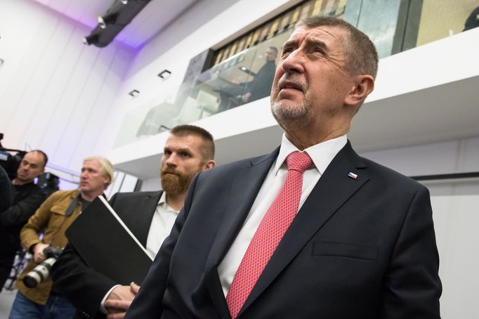 Andrej Babiš pozoruje výsledky sčítání hlasů v 1. kole prezidentských voleb. Záběr z pražského volebního štábu prezidentského kandidáta Andreje Babiše. 14. 1. 2023