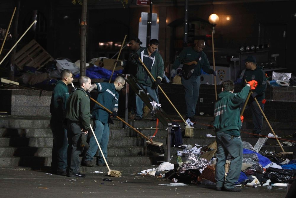 Policie rozhání účastníky hnutí Okupuj Wall Street 15. 11.