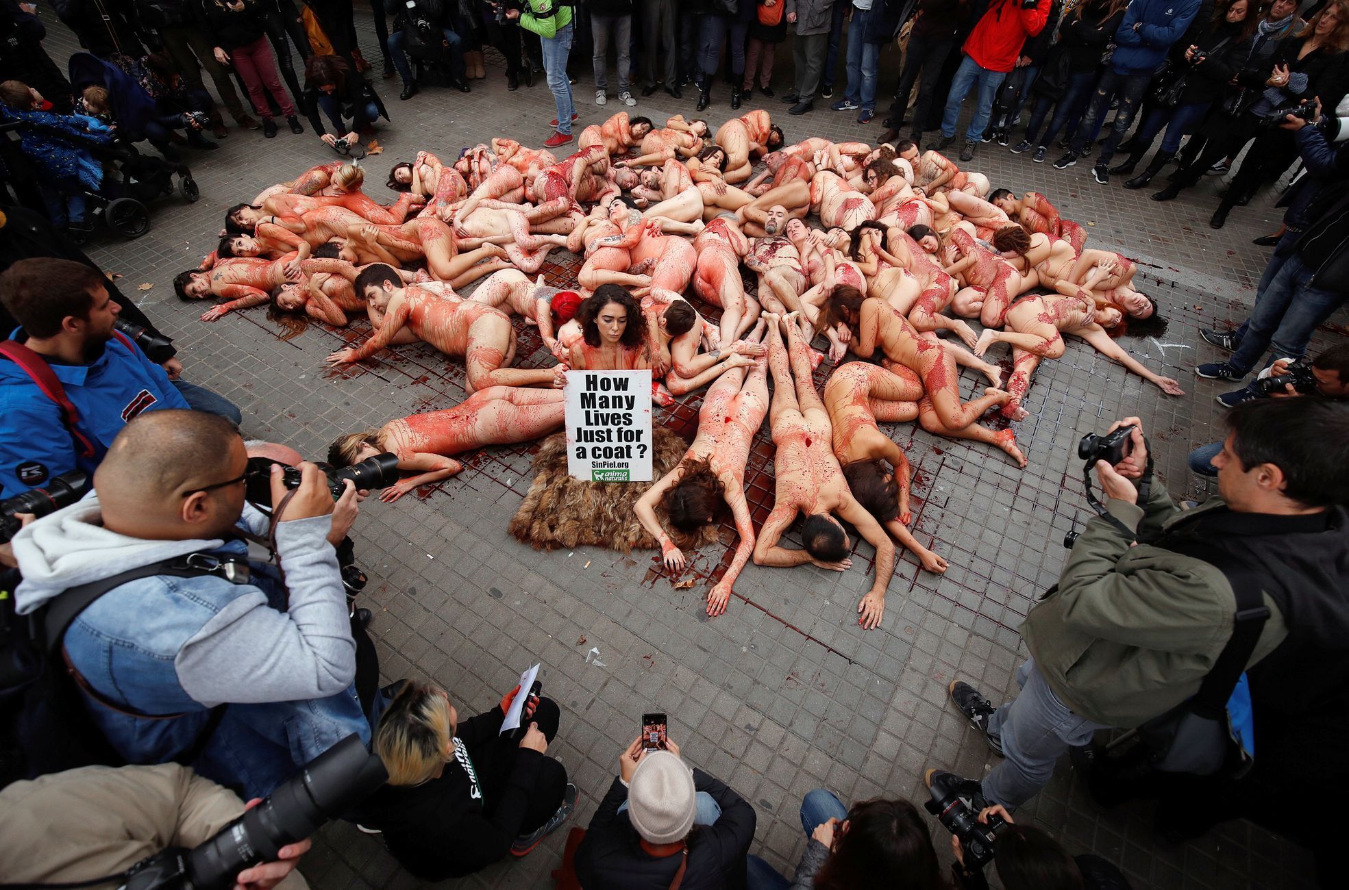 Protest proti nošení kožichů a kožených oděvů v Barceloně