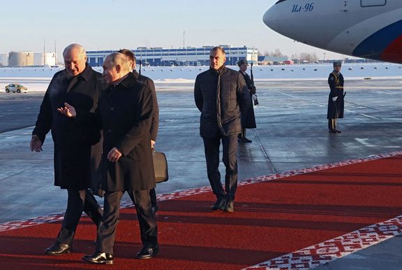 Lukašenko s Putinem na ploše minského letiště.