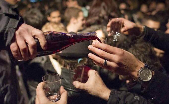 People attend the official launch of the 2012 Beaujolais Nouveau wine in the center of Lyon early November 15, 2012. REUTERS/Robert Pratta (FRANCE - Tags: SOCIETY) Published: Lis. 15, 2012, 2:03 dop.