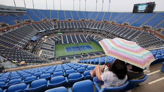 V New Yorku narušil program tenisového US Open vytrvalý déšť.