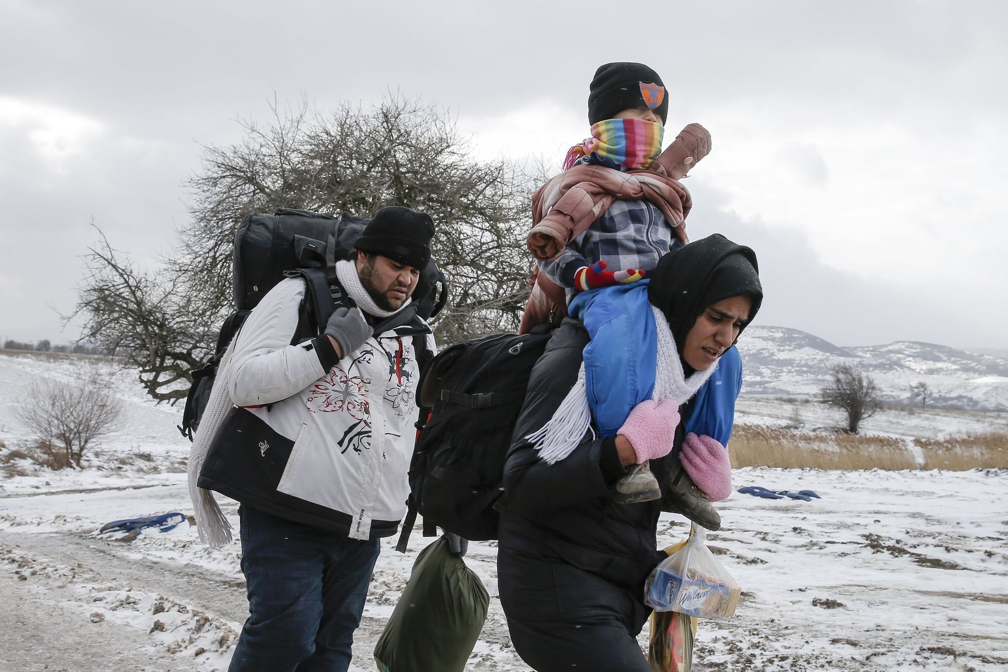Rodina uprchlíků na makedonsko-srbské hranici.