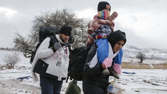 Rodina uprchlíků na makedonsko-srbské hranici.