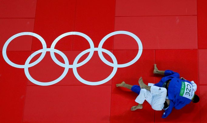 OH 2016, judo do 100 kg, semifinále: Lukáš Krpálek (v modrém) a Cyrille Maret (FRA)