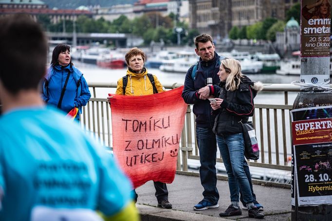 Po celé délce trati běžce podporovali fanoušci