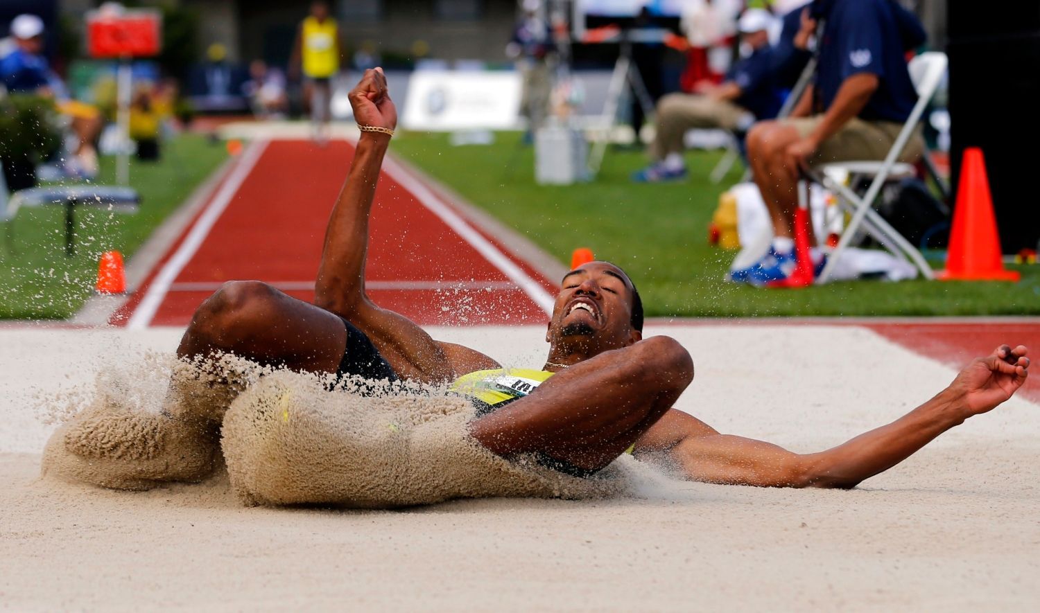 Dálkař Christian Taylor dopadá do písku na americké olympijské kvalifikaci v Eugene 2012.