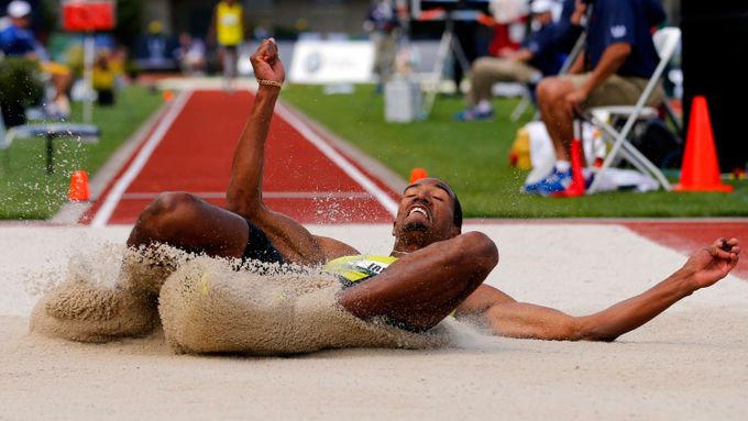 Dálkař Christian Taylor dopadá do písku na americké olympijské kvalifikaci v Eugene 2012.