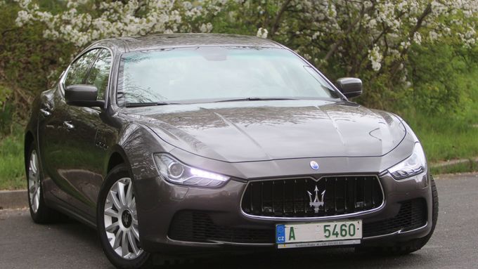Maserati Ghibli se na ostatní auta v provozu netváří zrovna mile.