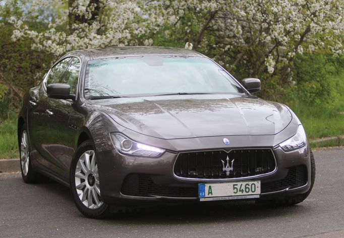 Maserati Ghibli se na ostatní auta v provozu netváří zrovna mile.